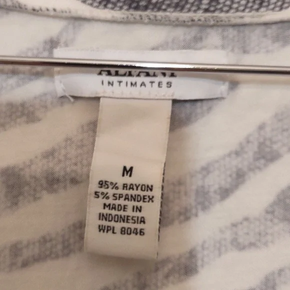 USED ALFANI SLEEPWEAR SHIRT ZEBRA PRINT SIZE MEDIUM - Picture 2 of 7